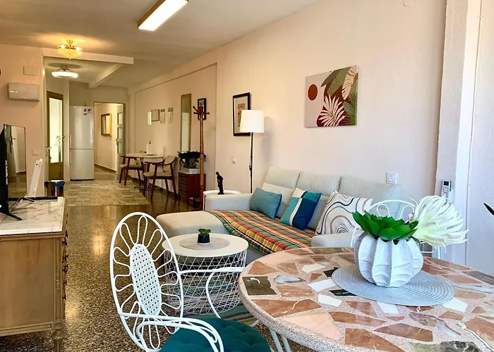 Centrally-Located, Spacious Flat At Historic Centre & Short Walk To Beach