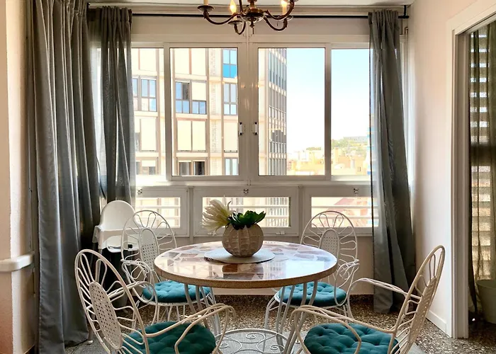 Centrally-Located, Spacious Flat At Historic Centre & Short Walk To Beach