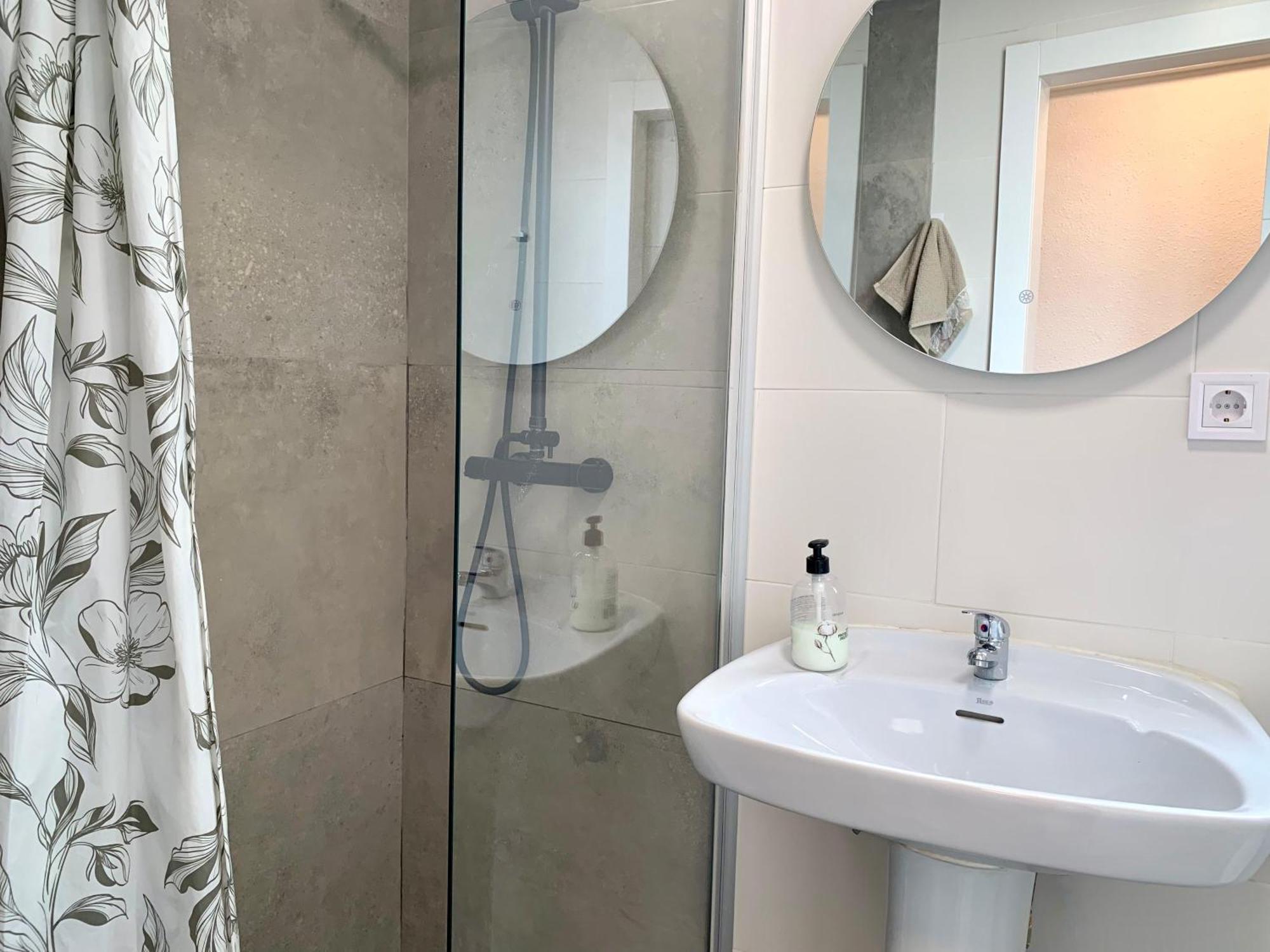 Appartamento Centrally-located, Spacious Flat At Historic Centre & Short Walk To *