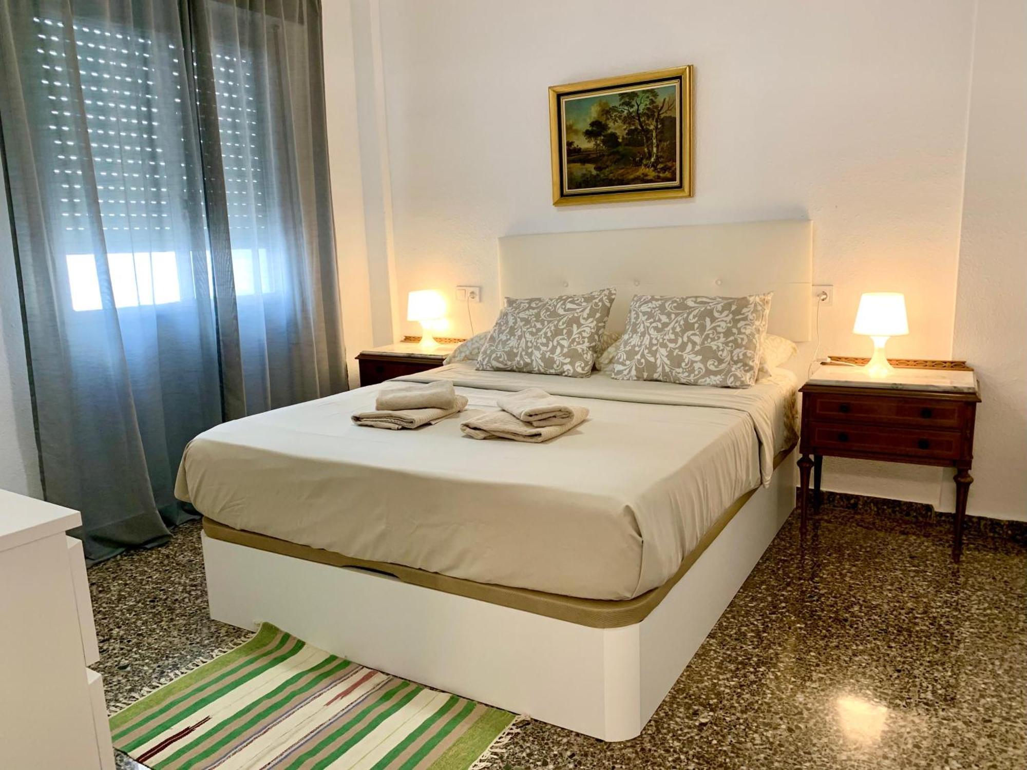 Centrally-located, Spacious Flat At Historic Centre & Short Walk To Appartamento